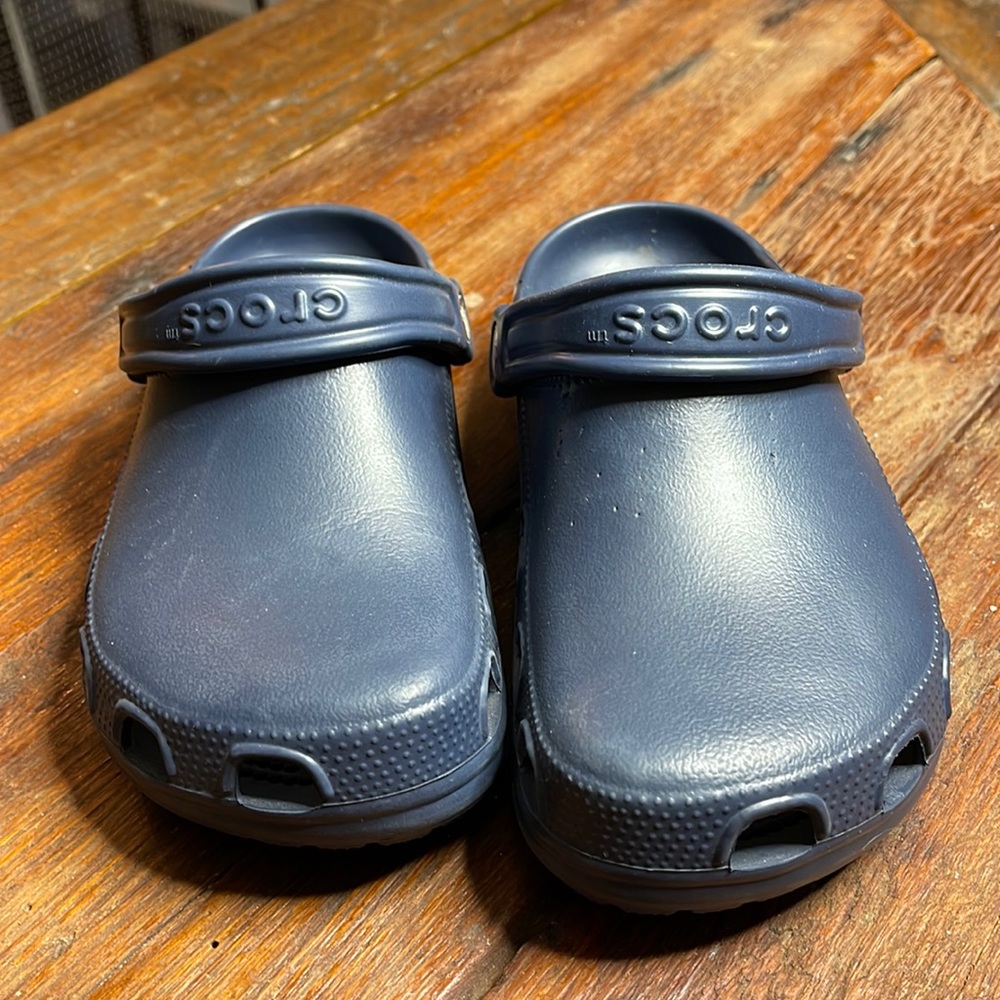 Croc’s navy blue slip-on’s women’s sz 7/men’s sz 5